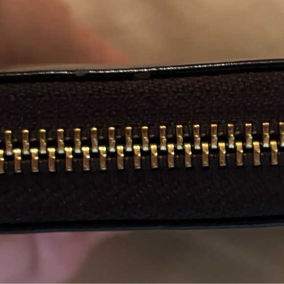 TORY BURCH Black Logo Wallet. Some light rubbing on back - Picture 5 of 6